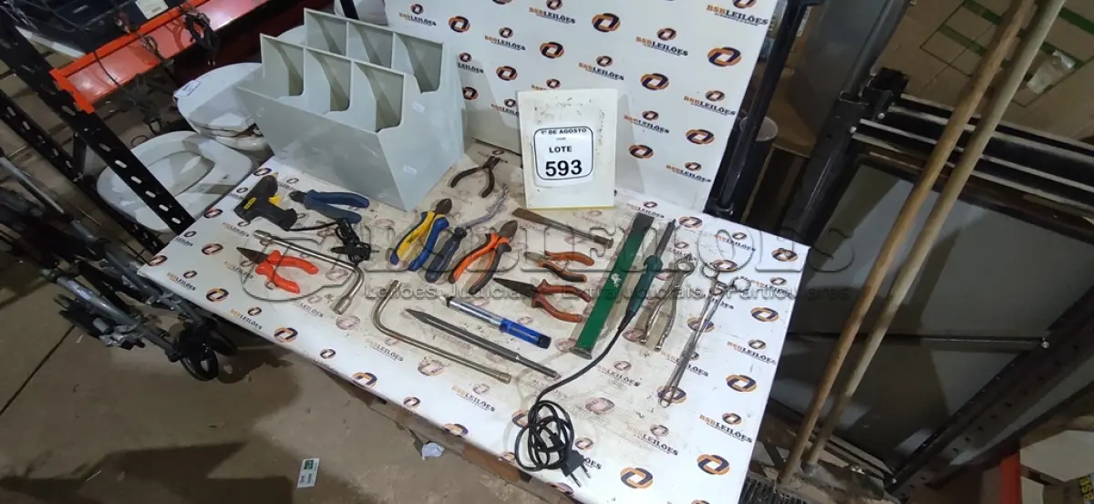 LOTE 593 - 01 CAIXA DE FERRAMENTAS COM DIVISÓRIAS COM VÁRIAS FERRAMENTAS DE MODELOS DIVERSOS. (NO ESTADO) ATENÇÃO! FAZER A VISITAÇÃO ANTES DE ARREMATAR, NÃO SABEMOS SE FUNCIONA, LEILÃO NÃO TEM GARANTIA E NEM DEVOLUÇÃO, SUJEITO A POSSÍVEIS AVARIAS VISÍVEIS/OCULTAS E/OU AUSÊNCIA DE COMPONENTES.