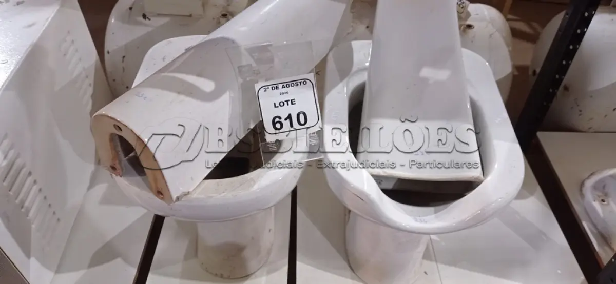 LOTE 610 - 02 VASOS SANITÁRIOS COM 02 COLUNAS. (NO ESTADO) ATENÇÃO! FAZER A VISITAÇÃO ANTES DE ARREMATAR, NÃO SABEMOS SE FUNCIONA, LEILÃO NÃO TEM GARANTIA E NEM DEVOLUÇÃO, SUJEITO A POSSÍVEIS AVARIAS VISÍVEIS/OCULTAS E/OU AUSÊNCIA DE COMPONENTES.