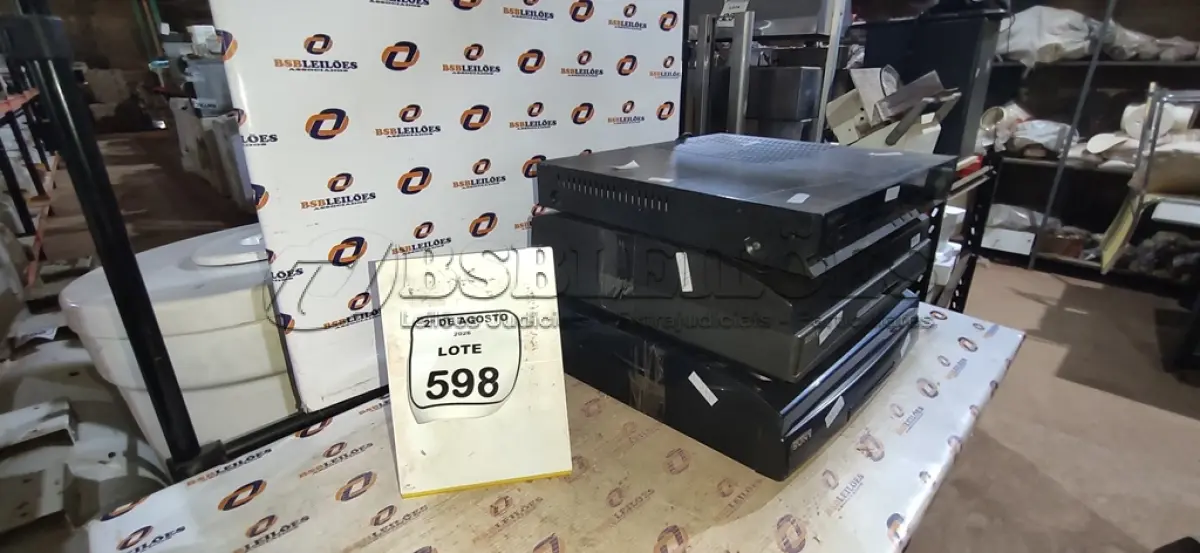 LOTE 598 - 02 TOCA VINIL E 01 APARELHO DE DVD MARCA SONY. (NO ESTADO) ATENÇÃO! FAZER A VISITAÇÃO ANTES DE ARREMATAR, NÃO SABEMOS SE FUNCIONA, LEILÃO NÃO TEM GARANTIA E NEM DEVOLUÇÃO, SUJEITO A POSSÍVEIS AVARIAS VISÍVEIS/OCULTAS E/OU AUSÊNCIA DE COMPONENTES.