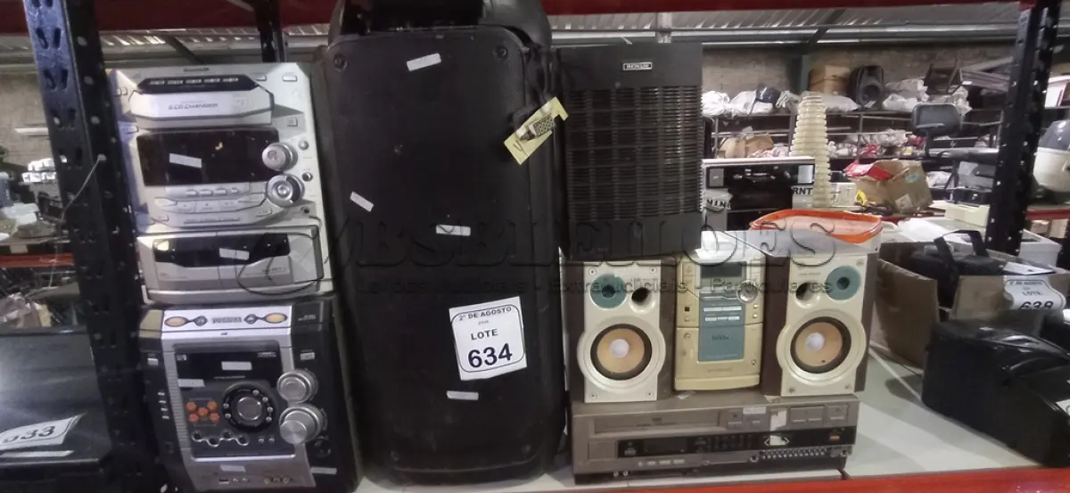 LOTE 634 - 01 LEITOR DE VÍDEO CASSETE E 05 APARELHOS DE SOM DE MARCAS E MODELOS DIVERSOS. (NO ESTADO) ATENÇÃO! FAZER A VISITAÇÃO ANTES DE ARREMATAR, NÃO SABEMOS SE FUNCIONA, LEILÃO NÃO TEM GARANTIA E NEM DEVOLUÇÃO, SUJEITO A POSSÍVEIS AVARIAS VISÍVEIS/OCULTAS E/OU AUSÊNCIA DE COMPONENTES.