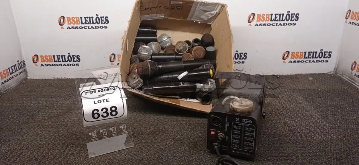LOTE 638 - 01 MÁQUINA DE FUMAÇA E VÁRIOS MICROFONES DE MARCAS E MODELOS DIVERSOS. (NO ESTADO) ATENÇÃO! FAZER A VISITAÇÃO ANTES DE ARREMATAR, NÃO SABEMOS SE FUNCIONA, LEILÃO NÃO TEM GARANTIA E NEM DEVOLUÇÃO, SUJEITO A POSSÍVEIS AVARIAS VISÍVEIS/OCULTAS E/OU AUSÊNCIA DE COMPONENTES.