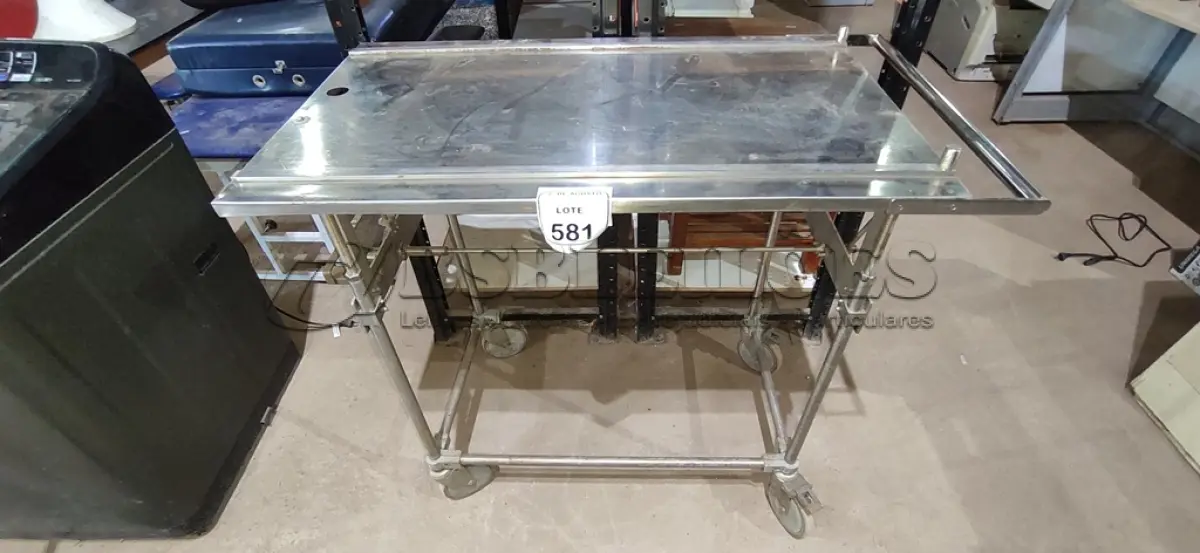 LOTE 581 - 01 MESA AUXILIAR COM RODAS EM INOX. (NO ESTADO) ATENÇÃO! FAZER A VISITAÇÃO ANTES DE ARREMATAR, NÃO SABEMOS SE FUNCIONA, LEILÃO NÃO TEM GARANTIA E NEM DEVOLUÇÃO, SUJEITO A POSSÍVEIS AVARIAS VISÍVEIS/OCULTAS E/OU AUSÊNCIA DE COMPONENTES.