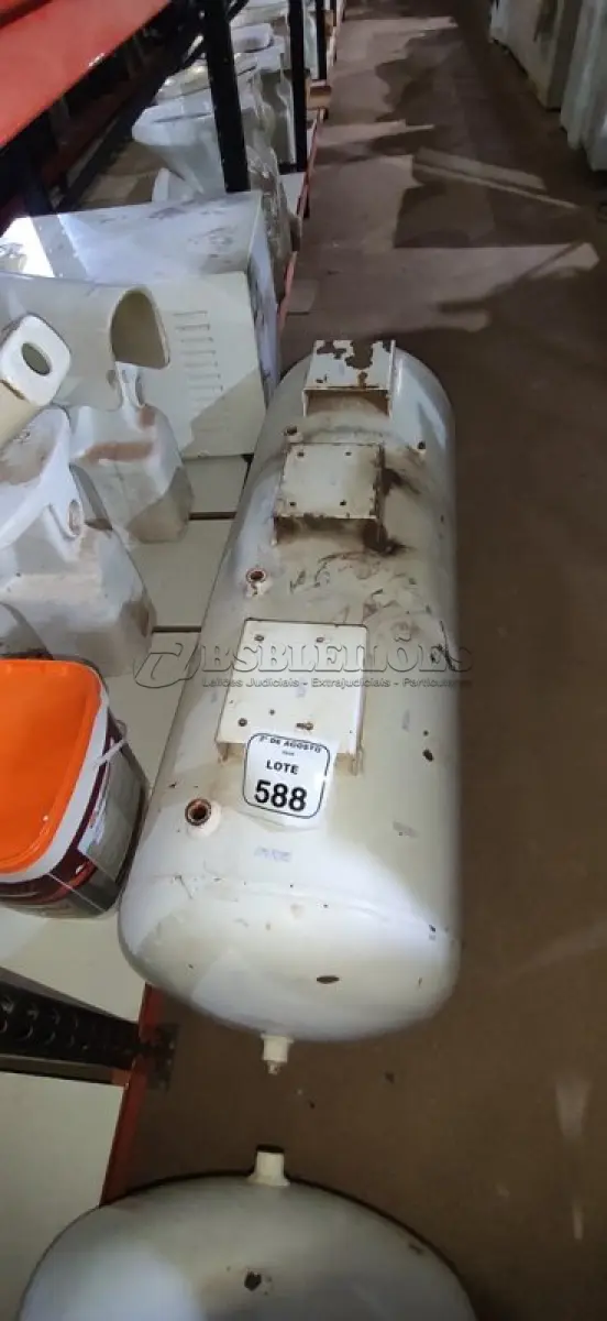 LOTE 588 - 01 CILINDRO DE COMPRESSOR DE AR. (NO ESTADO) ATENÇÃO! FAZER A VISITAÇÃO ANTES DE ARREMATAR, NÃO SABEMOS SE FUNCIONA, LEILÃO NÃO TEM GARANTIA E NEM DEVOLUÇÃO, SUJEITO A POSSÍVEIS AVARIAS VISÍVEIS/OCULTAS E/OU AUSÊNCIA DE COMPONENTES.