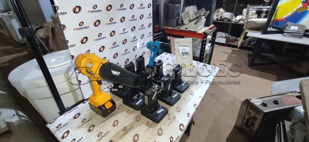 LOTE 596 - 01 SOPRADOR A BATERIA MARCA RHOTSTAR, 01 PARAFUSADEIRA 20V MARCA TSSAPER E 09 RÁDIOS COMUNICADORES MARCA MOTOROLA. (NO ESTADO) ATENÇÃO! FAZER A VISITAÇÃO ANTES DE ARREMATAR, NÃO SABEMOS SE FUNCIONA, LEILÃO NÃO TEM GARANTIA E NEM DEVOLUÇÃO, SUJEITO A POSSÍVEIS AVARIAS VISÍVEIS/OCULTAS E/OU AUSÊNCIA DE COMPONENTES.