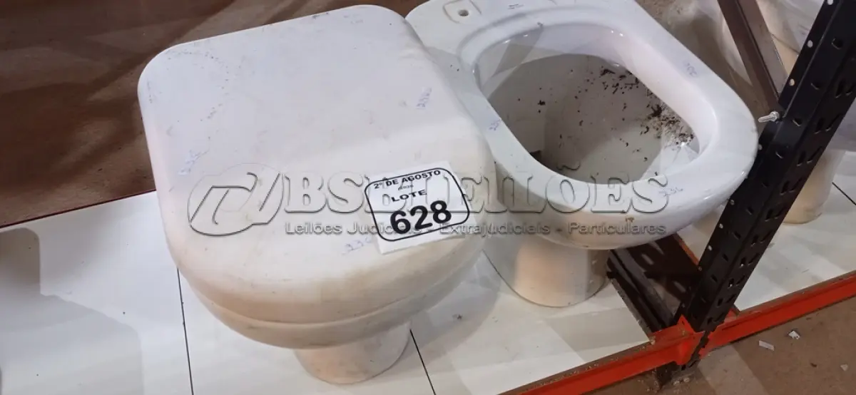 LOTE 628 - 02 VASOS SANITÁRIOS. (NO ESTADO) ATENÇÃO! FAZER A VISITAÇÃO ANTES DE ARREMATAR, NÃO SABEMOS SE FUNCIONA, LEILÃO NÃO TEM GARANTIA E NEM DEVOLUÇÃO, SUJEITO A POSSÍVEIS AVARIAS VISÍVEIS/OCULTAS E/OU AUSÊNCIA DE COMPONENTES.