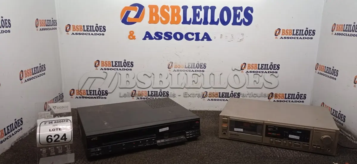 LOTE 624 - 01 LEITOR DE FITA CASSETE E 01 APARELHO DE VÍDEO CASSETE. (NO ESTADO) ATENÇÃO! FAZER A VISITAÇÃO ANTES DE ARREMATAR, NÃO SABEMOS SE FUNCIONA, LEILÃO NÃO TEM GARANTIA E NEM DEVOLUÇÃO, SUJEITO A POSSÍVEIS AVARIAS VISÍVEIS/OCULTAS E/OU AUSÊNCIA DE COMPONENTES.