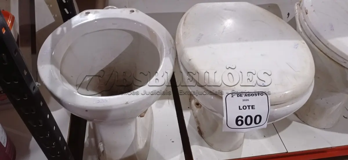 LOTE 600 - 02 VASOS SANITÁRIOS. (NO ESTADO) ATENÇÃO! FAZER A VISITAÇÃO ANTES DE ARREMATAR, NÃO SABEMOS SE FUNCIONA, LEILÃO NÃO TEM GARANTIA E NEM DEVOLUÇÃO, SUJEITO A POSSÍVEIS AVARIAS VISÍVEIS/OCULTAS E/OU AUSÊNCIA DE COMPONENTES.
