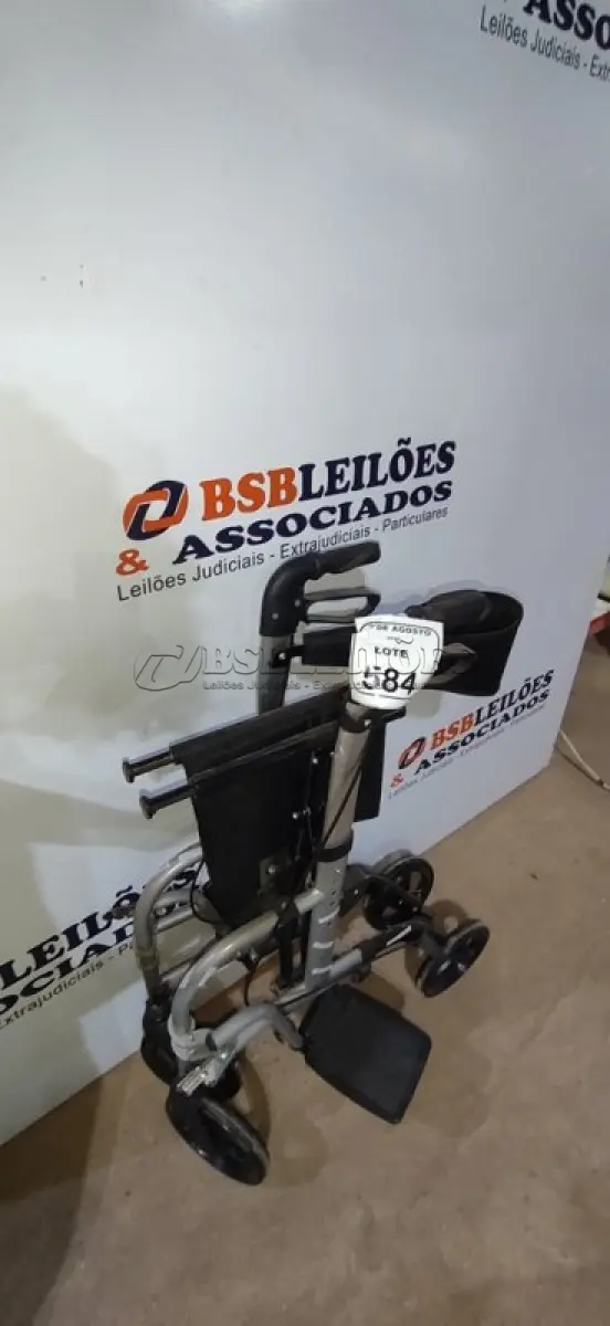 LOTE 584 - 01 ANDADOR DE 04 RODAS COM ASSENTO. (NO ESTADO) ATENÇÃO! FAZER A VISITAÇÃO ANTES DE ARREMATAR, NÃO SABEMOS SE FUNCIONA, LEILÃO NÃO TEM GARANTIA E NEM DEVOLUÇÃO, SUJEITO A POSSÍVEIS AVARIAS VISÍVEIS/OCULTAS E/OU AUSÊNCIA DE COMPONENTES.
