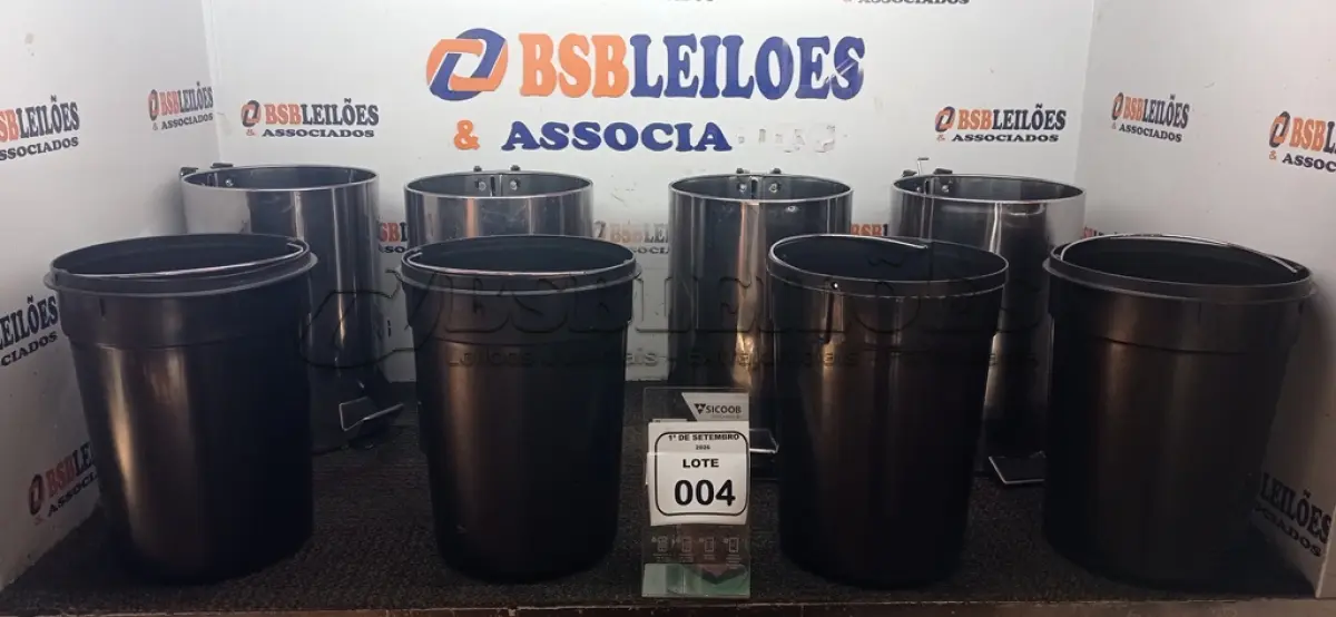 LOTE 004 - 04 LIXEIRAS EM INOX SEM TAMPA. (NO ESTADO) ATENÇÃO! FAZER A VISITAÇÃO ANTES DE ARREMATAR, NÃO SABEMOS SE FUNCIONA, LEILÃO NÃO TEM GARANTIA E NEM DEVOLUÇÃO, SUJEITO A POSSÍVEIS AVARIAS VISÍVEIS/OCULTAS E/OU AUSÊNCIA DE COMPONENTES.