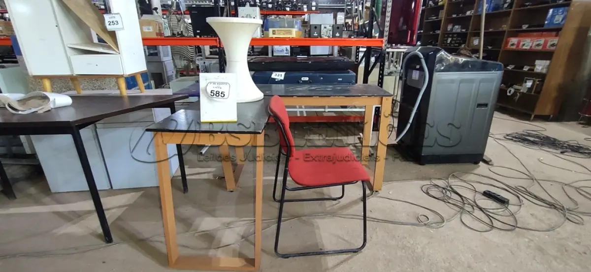 LOTE 585 - 01 MESA EM L, 01 CADEIRA COM PÉS FIXOS E 01 BANQUETA BAIXA EM PLÁSTICO. (NO ESTADO) ATENÇÃO! FAZER A VISITAÇÃO ANTES DE ARREMATAR, NÃO SABEMOS SE FUNCIONA, LEILÃO NÃO TEM GARANTIA E NEM DEVOLUÇÃO, SUJEITO A POSSÍVEIS AVARIAS VISÍVEIS/OCULTAS E/OU AUSÊNCIA DE COMPONENTES.