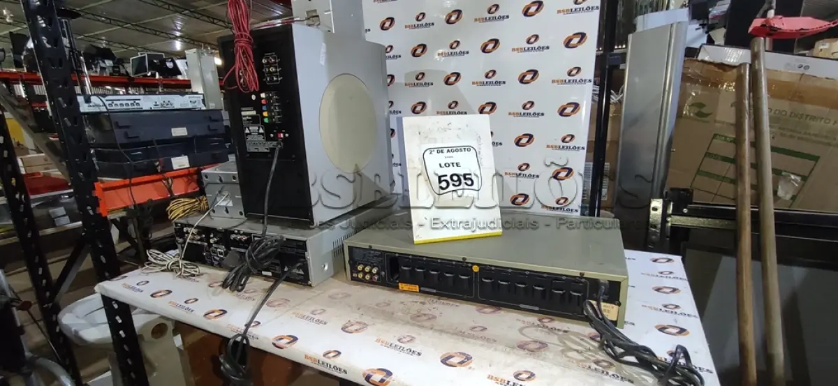 LOTE 595 - 01 VIDEOKÊ MODELO VMP-2500S MARCA RAF, 01 LEITOR DE DVD DE 5 DISCOS, 01 SUBWOOFER E 03 CAIXAS DE SOM PEQUENAS. (NO ESTADO) ATENÇÃO! FAZER A VISITAÇÃO ANTES DE ARREMATAR, NÃO SABEMOS SE FUNCIONA, LEILÃO NÃO TEM GARANTIA E NEM DEVOLUÇÃO, SUJEITO A POSSÍVEIS AVARIAS VISÍVEIS/OCULTAS E/OU AUSÊNCIA DE COMPONENTES.