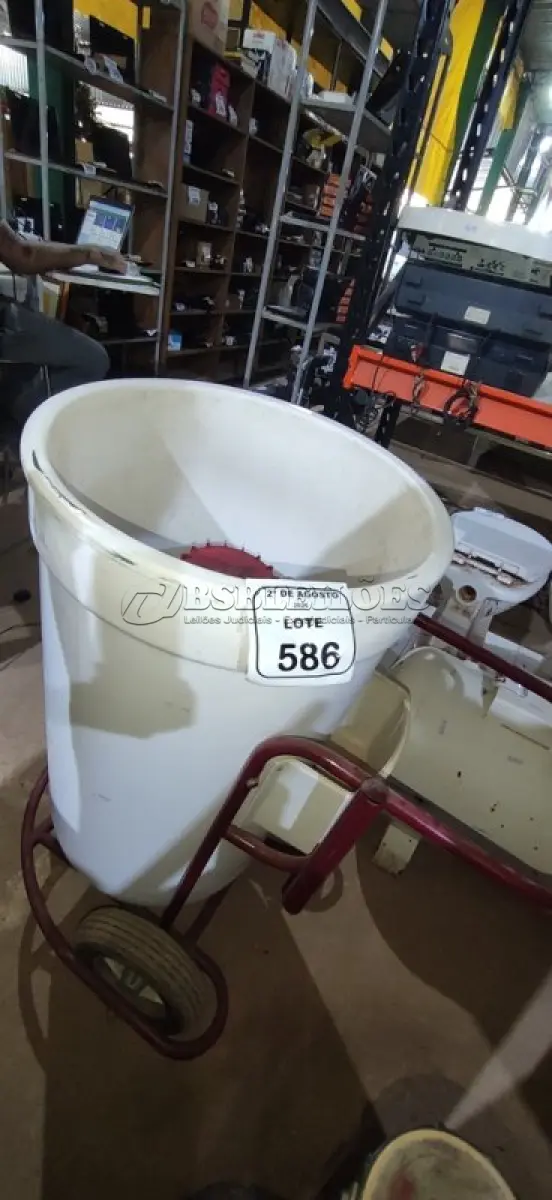 LOTE 586 - 01 CARRINHO COOLER NA COR BRANCA E 01 GALÃO DE PLÁSTICO. (NO ESTADO) ATENÇÃO! FAZER A VISITAÇÃO ANTES DE ARREMATAR, NÃO SABEMOS SE FUNCIONA, LEILÃO NÃO TEM GARANTIA E NEM DEVOLUÇÃO, SUJEITO A POSSÍVEIS AVARIAS VISÍVEIS/OCULTAS E/OU AUSÊNCIA DE COMPONENTES.