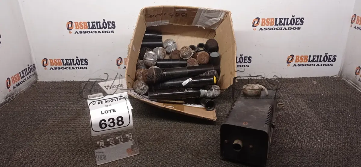 LOTE 638 - 01 MÁQUINA DE FUMAÇA E VÁRIOS MICROFONES DE MARCAS E MODELOS DIVERSOS. (NO ESTADO) ATENÇÃO! FAZER A VISITAÇÃO ANTES DE ARREMATAR, NÃO SABEMOS SE FUNCIONA, LEILÃO NÃO TEM GARANTIA E NEM DEVOLUÇÃO, SUJEITO A POSSÍVEIS AVARIAS VISÍVEIS/OCULTAS E/OU AUSÊNCIA DE COMPONENTES.