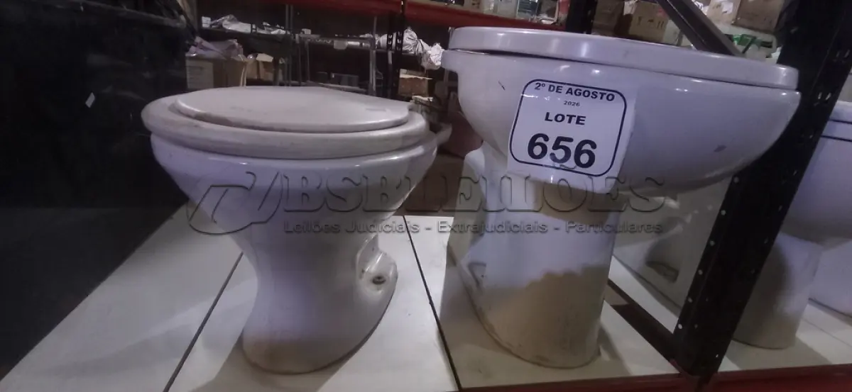 LOTE 656 - 02 VASOS SANITÁRIOS. (NO ESTADO) ATENÇÃO! FAZER A VISITAÇÃO ANTES DE ARREMATAR, NÃO SABEMOS SE FUNCIONA, LEILÃO NÃO TEM GARANTIA E NEM DEVOLUÇÃO, SUJEITO A POSSÍVEIS AVARIAS VISÍVEIS/OCULTAS E/OU AUSÊNCIA DE COMPONENTES.