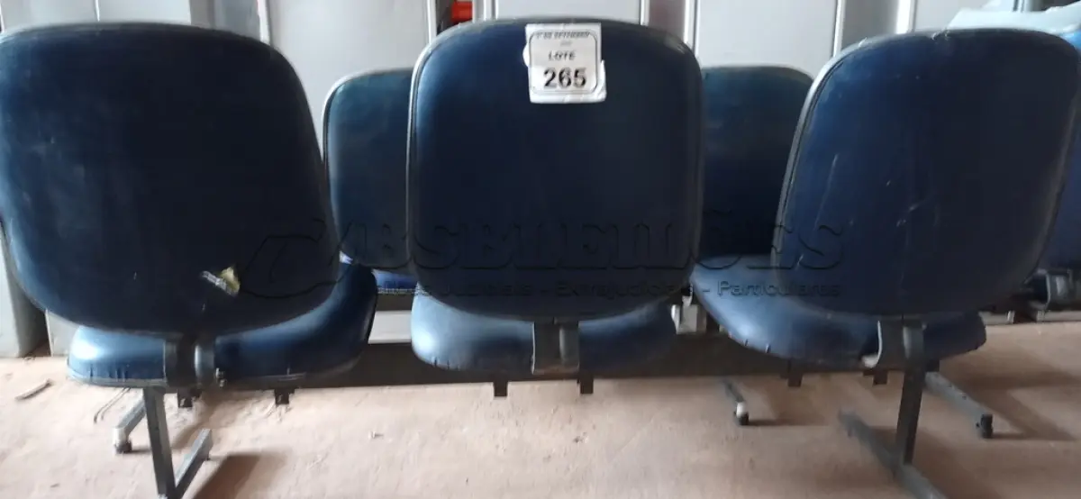LOTE 265 - 01 CADEIRA TIPO LONGARINA DE 03 LUGARES. (NO ESTADO) ATENÇÃO! FAZER A VISITAÇÃO ANTES DE ARREMATAR, NÃO SABEMOS SE FUNCIONA, LEILÃO NÃO TEM GARANTIA E NEM DEVOLUÇÃO, SUJEITO A POSSÍVEIS AVARIAS VISÍVEIS/OCULTAS E/OU AUSÊNCIA DE COMPONENTES.
