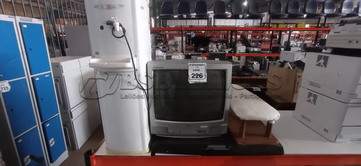 01 BEBEDOURO PARA GARRAFÃO MARCA LIBELL, 01 CAFETEIRA INDUSTRIAL EM INOX, 01 TV 32'' MARCA SAMSUNG, 01 TV DE TUBO MARCA LG E 01 MINI TÁBUA DE PASSAR