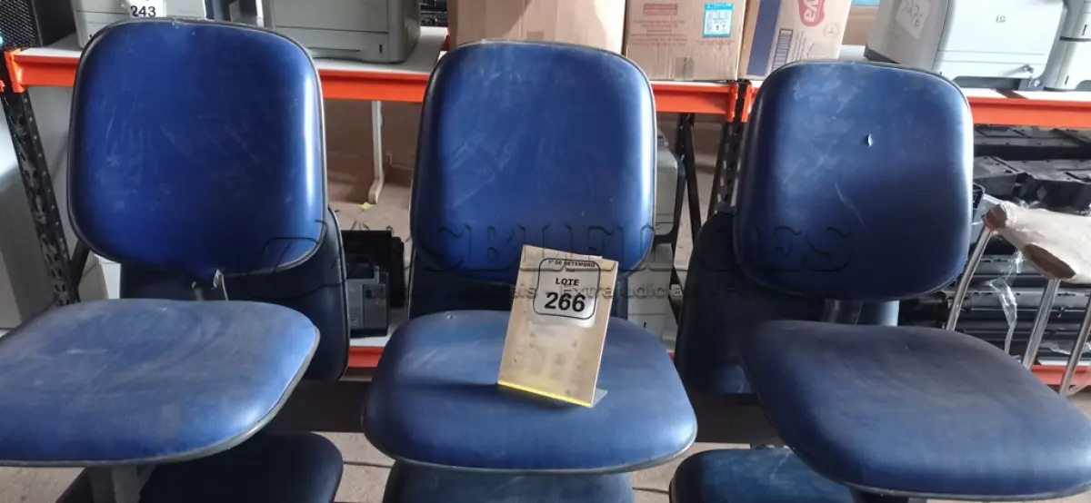 LOTE 266 - 01 CADEIRA TIPO LONGARINA DE 03 LUGARES. (NO ESTADO) ATENÇÃO! FAZER A VISITAÇÃO ANTES DE ARREMATAR, NÃO SABEMOS SE FUNCIONA, LEILÃO NÃO TEM GARANTIA E NEM DEVOLUÇÃO, SUJEITO A POSSÍVEIS AVARIAS VISÍVEIS/OCULTAS E/OU AUSÊNCIA DE COMPONENTES.
