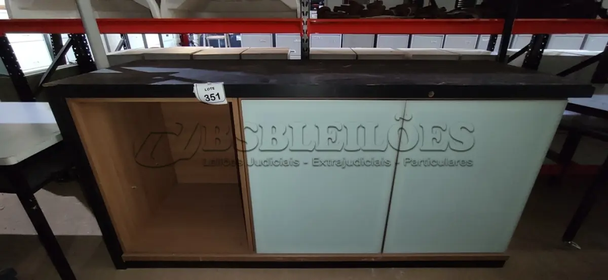 01 ARMÁRIO EM MADEIRA COM 02 PORTAS EM VIDRO E 01 COMPARTIMENTO DE 0,95X2,00X0,65CM