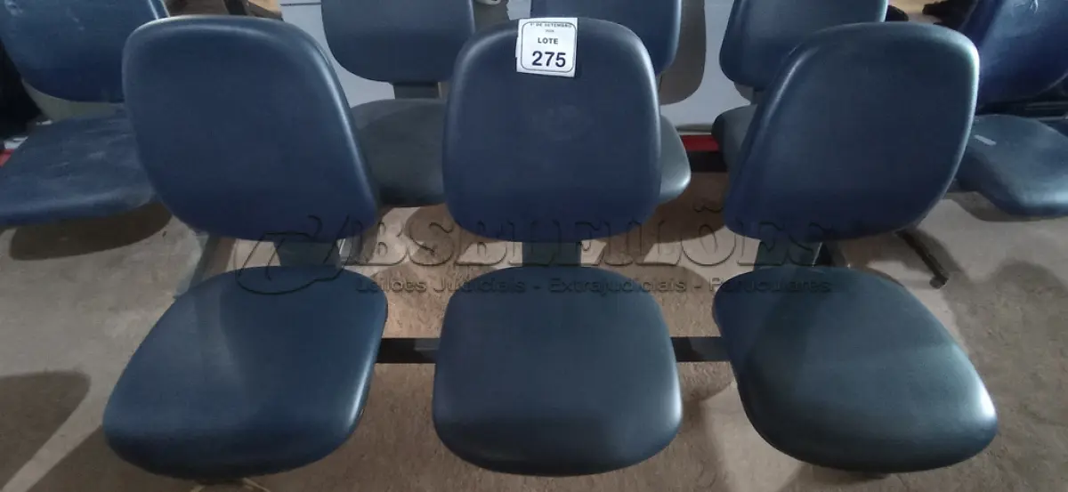 LOTE 275 - 01 CADEIRA TIPO LONGARINA DE 03 LUGARES. (NO ESTADO) ATENÇÃO! FAZER A VISITAÇÃO ANTES DE ARREMATAR, NÃO SABEMOS SE FUNCIONA, LEILÃO NÃO TEM GARANTIA E NEM DEVOLUÇÃO, SUJEITO A POSSÍVEIS AVARIAS VISÍVEIS/OCULTAS E/OU AUSÊNCIA DE COMPONENTES.