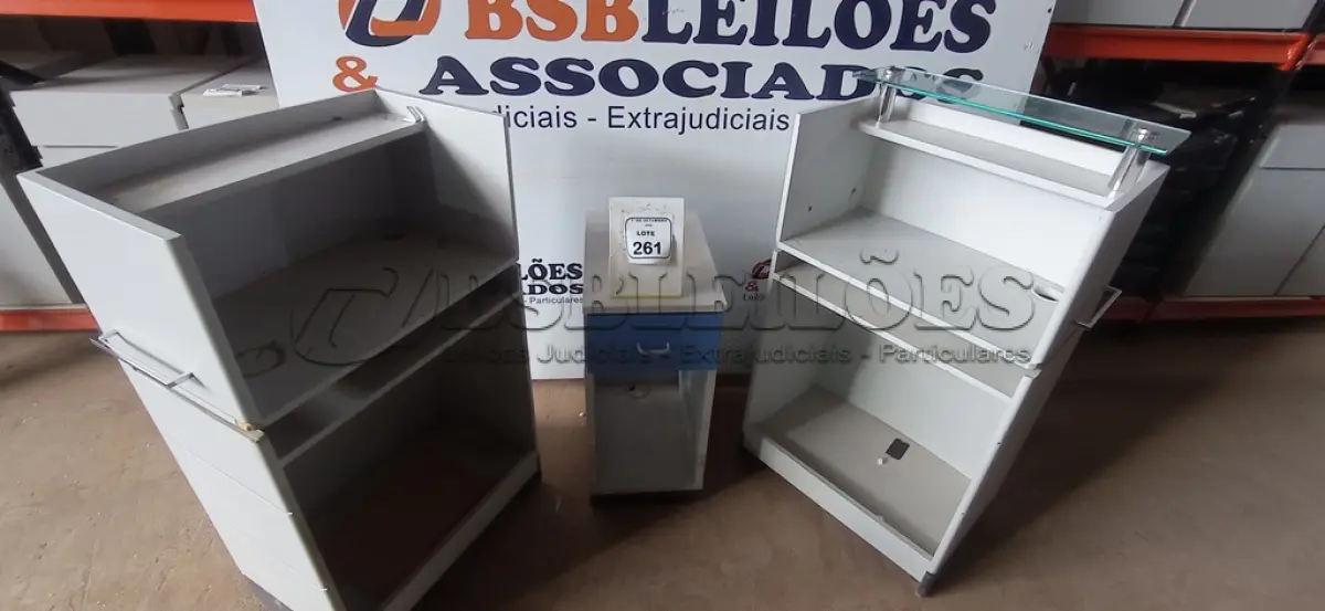 LOTE 261 - 02 BALCÕES DE ATENDIMENTO E 01 ARMÁRIO PEQUENO COM 01 GAVETA E 01 COMPARTIMENTO PARA CPU. (NO ESTADO) ATENÇÃO! FAZER A VISITAÇÃO ANTES DE ARREMATAR, NÃO SABEMOS SE FUNCIONA, LEILÃO NÃO TEM GARANTIA E NEM DEVOLUÇÃO, SUJEITO A POSSÍVEIS AVARIAS VISÍVEIS/OCULTAS E/OU AUSÊNCIA DE COMPONENTES.