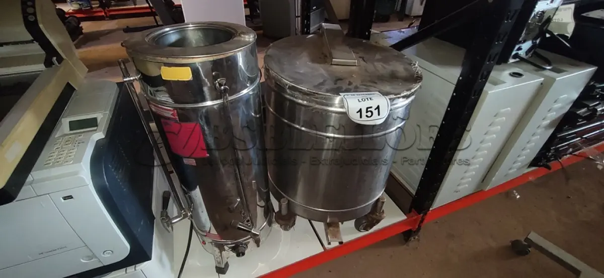 01 LIXEIRA EM INOX COM RODINHAS E 01 CAFETEIRA INDUSTRIAL EM INOX