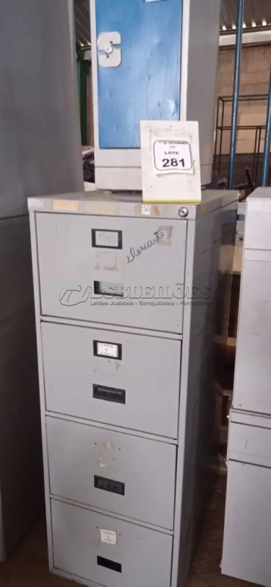 01 ARQUIVO COM 04 GAVETAS EM AÇO E 01 ARMÁRIO ROUPEIRO DE 03 PORTAS EM AÇO