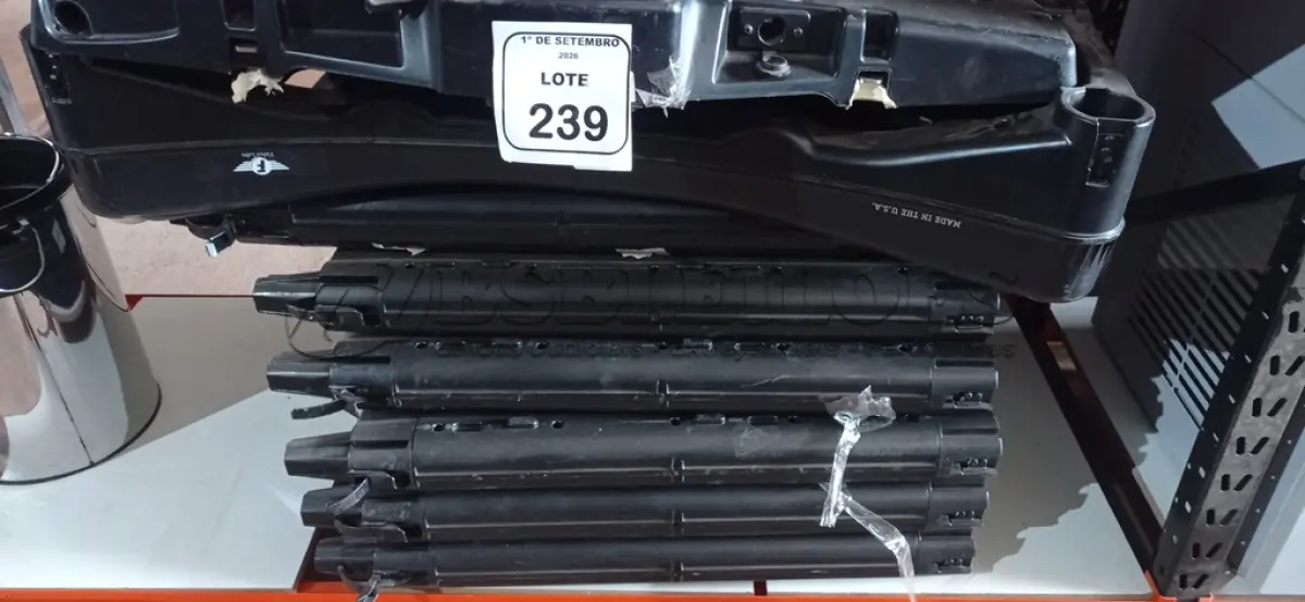 LOTE 239 - 01 PORTAL DETECTOR DE METAL PORTÁTIL. (NO ESTADO) ATENÇÃO! FAZER A VISITAÇÃO ANTES DE ARREMATAR, NÃO SABEMOS SE FUNCIONA, LEILÃO NÃO TEM GARANTIA E NEM DEVOLUÇÃO, SUJEITO A POSSÍVEIS AVARIAS VISÍVEIS/OCULTAS E/OU AUSÊNCIA DE COMPONENTES.