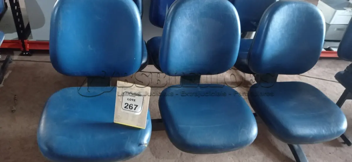 LOTE 267 - 01 CADEIRA TIPO LONGARINA DE 03 LUGARES. (NO ESTADO) ATENÇÃO! FAZER A VISITAÇÃO ANTES DE ARREMATAR, NÃO SABEMOS SE FUNCIONA, LEILÃO NÃO TEM GARANTIA E NEM DEVOLUÇÃO, SUJEITO A POSSÍVEIS AVARIAS VISÍVEIS/OCULTAS E/OU AUSÊNCIA DE COMPONENTES.