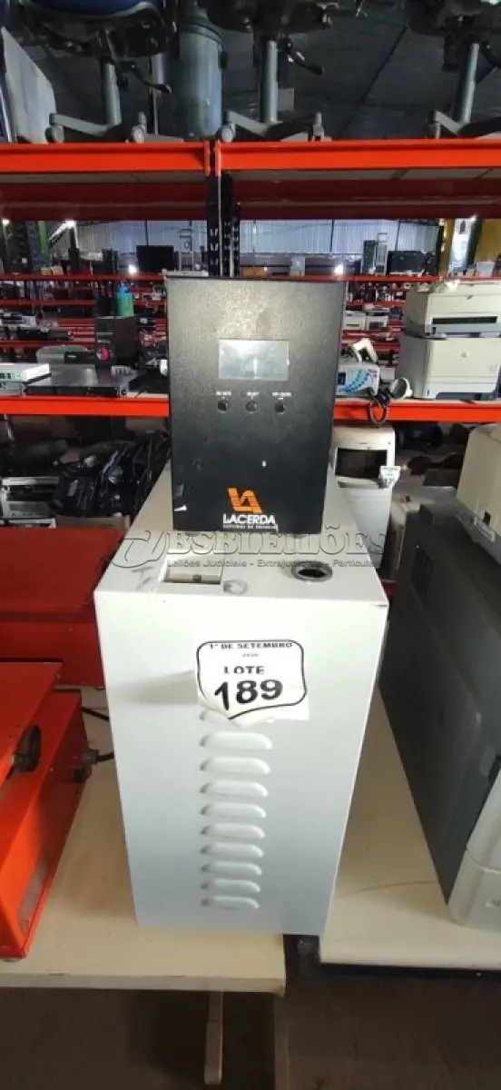 01 NOBREAK MARCA LACERDA E 01 BANCO DE BATERIAS