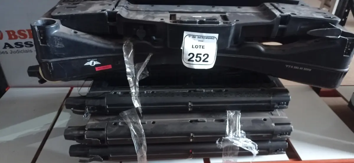 LOTE 252 - 01 PORTAL DETECTOR DE METAL PORTÁTIL. (NO ESTADO) ATENÇÃO! FAZER A VISITAÇÃO ANTES DE ARREMATAR, NÃO SABEMOS SE FUNCIONA, LEILÃO NÃO TEM GARANTIA E NEM DEVOLUÇÃO, SUJEITO A POSSÍVEIS AVARIAS VISÍVEIS/OCULTAS E/OU AUSÊNCIA DE COMPONENTES.