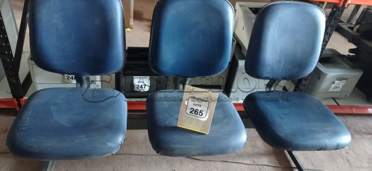 LOTE 265 - 01 CADEIRA TIPO LONGARINA DE 03 LUGARES. (NO ESTADO) ATENÇÃO! FAZER A VISITAÇÃO ANTES DE ARREMATAR, NÃO SABEMOS SE FUNCIONA, LEILÃO NÃO TEM GARANTIA E NEM DEVOLUÇÃO, SUJEITO A POSSÍVEIS AVARIAS VISÍVEIS/OCULTAS E/OU AUSÊNCIA DE COMPONENTES.