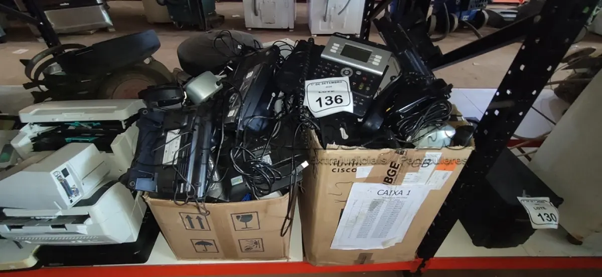 01 LOTE COM GRANDE QUANTIDADE DE APARELHOS TELEFÔNICOS E ELETRÔNICOS DIVERSOS