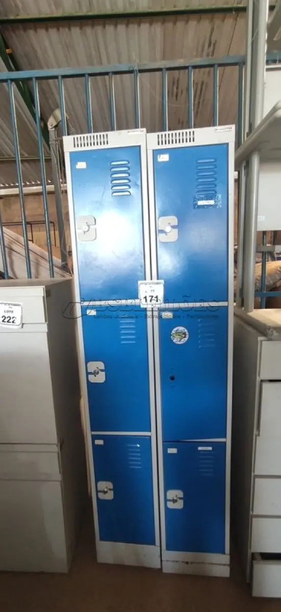 02 ARMÁRIOS ROUPEIRO DE 03 PORTAS EM AÇO