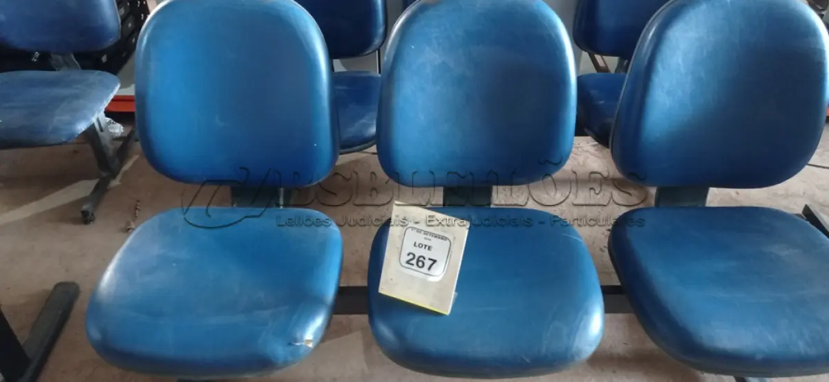 LOTE 267 - 01 CADEIRA TIPO LONGARINA DE 03 LUGARES. (NO ESTADO) ATENÇÃO! FAZER A VISITAÇÃO ANTES DE ARREMATAR, NÃO SABEMOS SE FUNCIONA, LEILÃO NÃO TEM GARANTIA E NEM DEVOLUÇÃO, SUJEITO A POSSÍVEIS AVARIAS VISÍVEIS/OCULTAS E/OU AUSÊNCIA DE COMPONENTES.