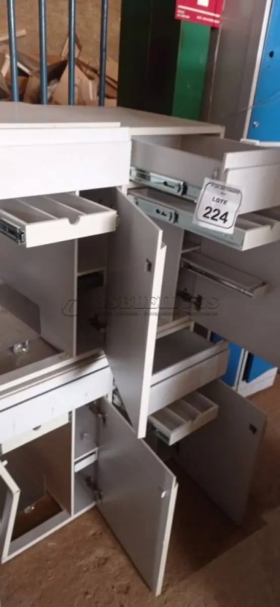 LOTE 224 - 04 ARMÁRIOS BAIXOS COM 01 GAVETA E 01 COMPARTIMENTO PARA CPU. (NO ESTADO) ATENÇÃO! FAZER A VISITAÇÃO ANTES DE ARREMATAR, NÃO SABEMOS SE FUNCIONA, LEILÃO NÃO TEM GARANTIA E NEM DEVOLUÇÃO, SUJEITO A POSSÍVEIS AVARIAS VISÍVEIS/OCULTAS E/OU AUSÊNCIA DE COMPONENTES.