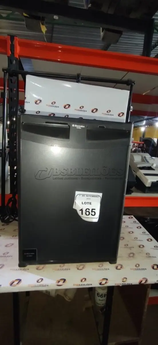 01 FRIGOBAR 220V MARCA ELECTROLUX
