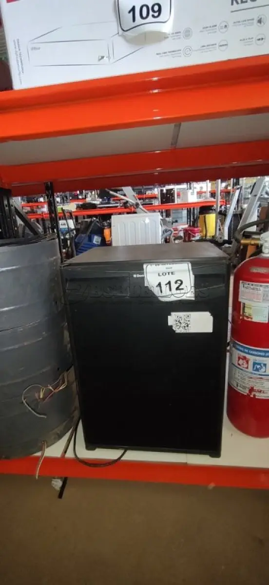 01 FRIGOBAR 220V MARCA DOMETIC