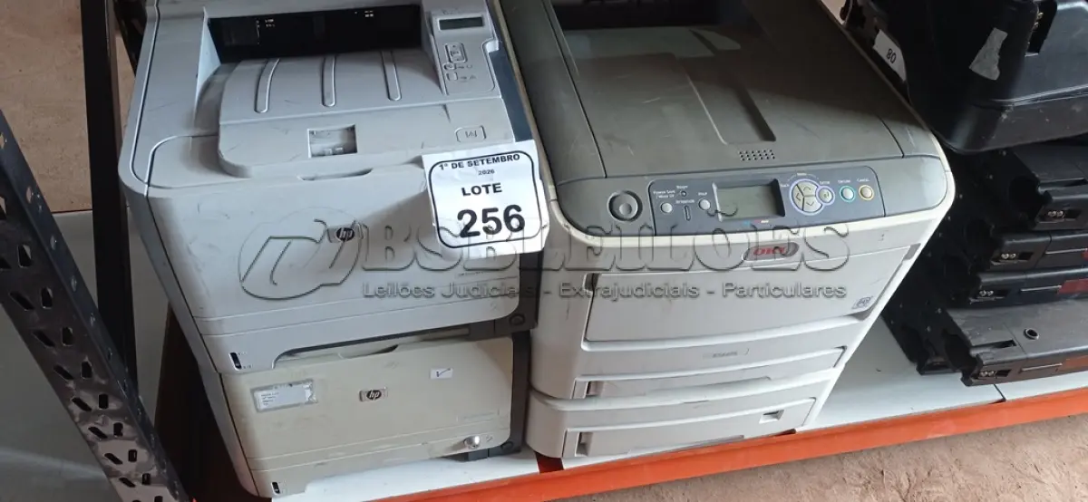 LOTE 256 - 03 IMPRESSORAS DE MARCAS E MODELOS DIVERSOS. (NO ESTADO) ATENÇÃO! FAZER A VISITAÇÃO ANTES DE ARREMATAR, NÃO SABEMOS SE FUNCIONA, LEILÃO NÃO TEM GARANTIA E NEM DEVOLUÇÃO, SUJEITO A POSSÍVEIS AVARIAS VISÍVEIS/OCULTAS E/OU AUSÊNCIA DE COMPONENTES.