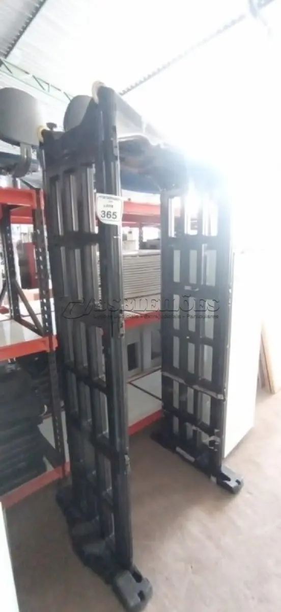 LOTE 365 - 01 PORTAL DETECTOR DE METAL PORTÁTIL. (NO ESTADO) ATENÇÃO! FAZER A VISITAÇÃO ANTES DE ARREMATAR, NÃO SABEMOS SE FUNCIONA, LEILÃO NÃO TEM GARANTIA E NEM DEVOLUÇÃO, SUJEITO A POSSÍVEIS AVARIAS VISÍVEIS/OCULTAS E/OU AUSÊNCIA DE COMPONENTES.