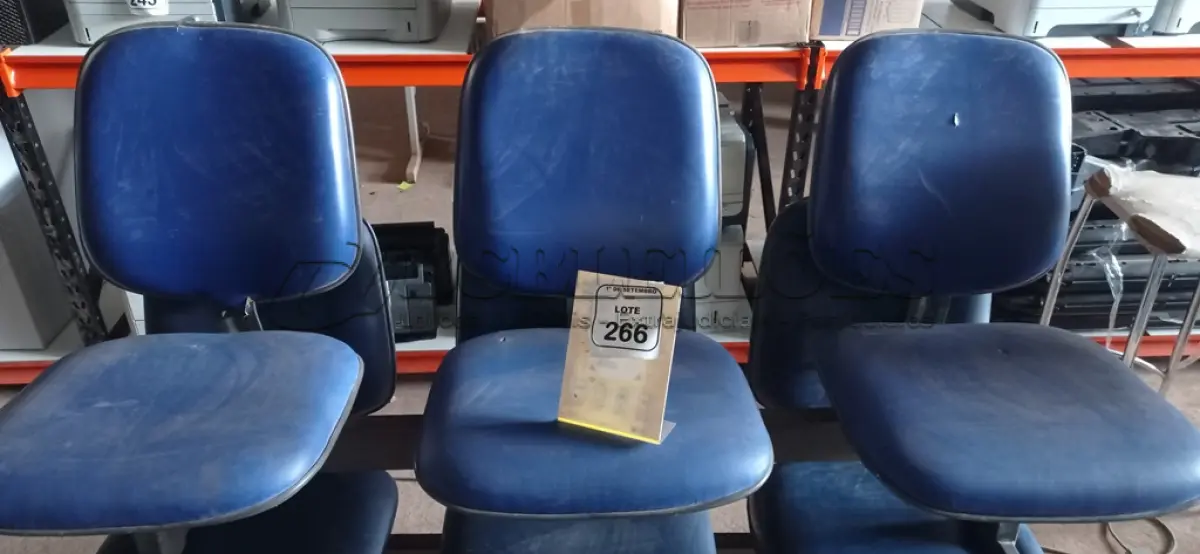 LOTE 266 - 01 CADEIRA TIPO LONGARINA DE 03 LUGARES. (NO ESTADO) ATENÇÃO! FAZER A VISITAÇÃO ANTES DE ARREMATAR, NÃO SABEMOS SE FUNCIONA, LEILÃO NÃO TEM GARANTIA E NEM DEVOLUÇÃO, SUJEITO A POSSÍVEIS AVARIAS VISÍVEIS/OCULTAS E/OU AUSÊNCIA DE COMPONENTES.