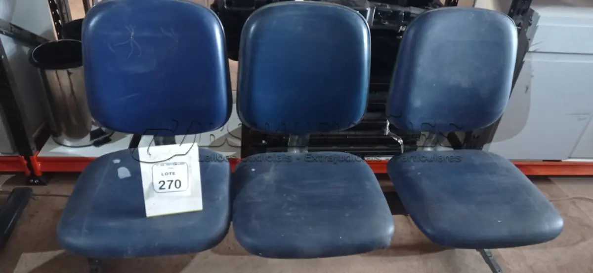 LOTE 270 - 01 CADEIRA TIPO LONGARINA DE 03 LUGARES. (NO ESTADO) ATENÇÃO! FAZER A VISITAÇÃO ANTES DE ARREMATAR, NÃO SABEMOS SE FUNCIONA, LEILÃO NÃO TEM GARANTIA E NEM DEVOLUÇÃO, SUJEITO A POSSÍVEIS AVARIAS VISÍVEIS/OCULTAS E/OU AUSÊNCIA DE COMPONENTES.