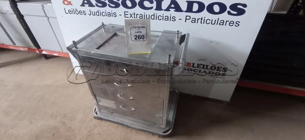 LOTE 260 - 01 CARINHO DE CURATIVO COM 03 PORTAS E 01 COMPARTIMENTO EM INOX. (NO ESTADO) ATENÇÃO! FAZER A VISITAÇÃO ANTES DE ARREMATAR, NÃO SABEMOS SE FUNCIONA, LEILÃO NÃO TEM GARANTIA E NEM DEVOLUÇÃO, SUJEITO A POSSÍVEIS AVARIAS VISÍVEIS/OCULTAS E/OU AUSÊNCIA DE COMPONENTES.