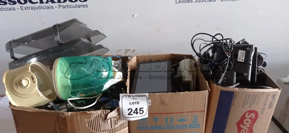 LOTE 245 - 01 LOTE COM GRANDE QUANTIDADE DE CABO HDMI, GRAMPEADORES, APARELHOS DE TELEFONE E ELETRÔNICOS DIVERSOS. (NO ESTADO) ATENÇÃO! FAZER A VISITAÇÃO ANTES DE ARREMATAR, NÃO SABEMOS SE FUNCIONA, LEILÃO NÃO TEM GARANTIA E NEM DEVOLUÇÃO, SUJEITO A POSSÍVEIS AVARIAS VISÍVEIS/OCULTAS E/OU AUSÊNCIA DE COMPONENTES.