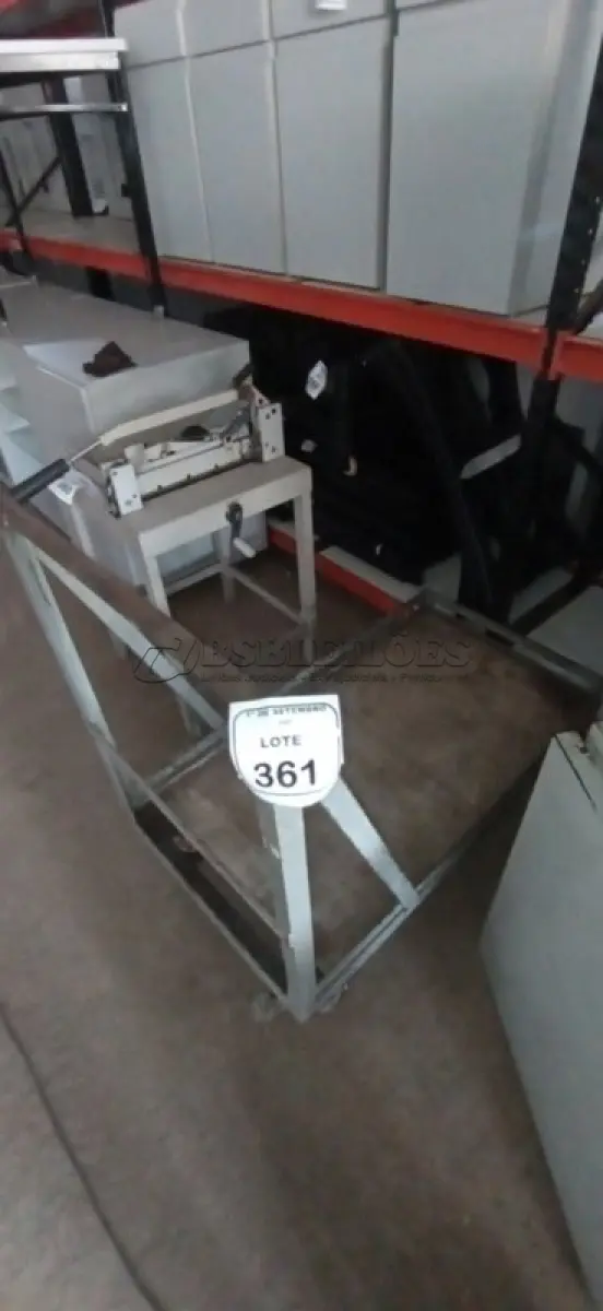 LOTE 361 - 01 CARRINHO DE CARGAS. (NO ESTADO) ATENÇÃO! FAZER A VISITAÇÃO ANTES DE ARREMATAR, NÃO SABEMOS SE FUNCIONA, LEILÃO NÃO TEM GARANTIA E NEM DEVOLUÇÃO, SUJEITO A POSSÍVEIS AVARIAS VISÍVEIS/OCULTAS E/OU AUSÊNCIA DE COMPONENTES.