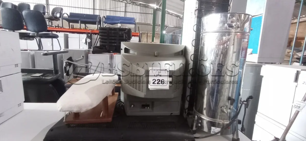 LOTE 226 - 01 BEBEDOURO PARA GARRAFÃO MARCA LIBELL, 01 CAFETEIRA INDUSTRIAL EM INOX, 01 TV 32’’ MARCA SAMSUNG, 01 TV DE TUBO MARCA LG E 01 MINI TÁBUA DE PASSAR. (NO ESTADO) ATENÇÃO! FAZER A VISITAÇÃO ANTES DE ARREMATAR, NÃO SABEMOS SE FUNCIONA, LEILÃO NÃO TEM GARANTIA E NEM DEVOLUÇÃO, SUJEITO A POSSÍVEIS AVARIAS VISÍVEIS/OCULTAS E/OU AUSÊNCIA DE COMPONENTES.