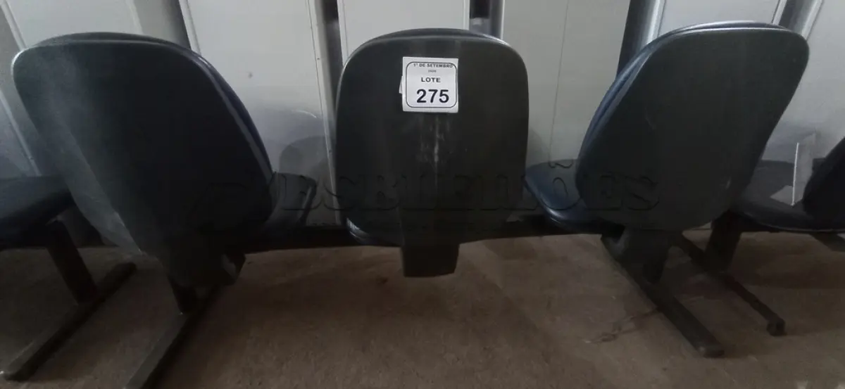 LOTE 275 - 01 CADEIRA TIPO LONGARINA DE 03 LUGARES. (NO ESTADO) ATENÇÃO! FAZER A VISITAÇÃO ANTES DE ARREMATAR, NÃO SABEMOS SE FUNCIONA, LEILÃO NÃO TEM GARANTIA E NEM DEVOLUÇÃO, SUJEITO A POSSÍVEIS AVARIAS VISÍVEIS/OCULTAS E/OU AUSÊNCIA DE COMPONENTES.