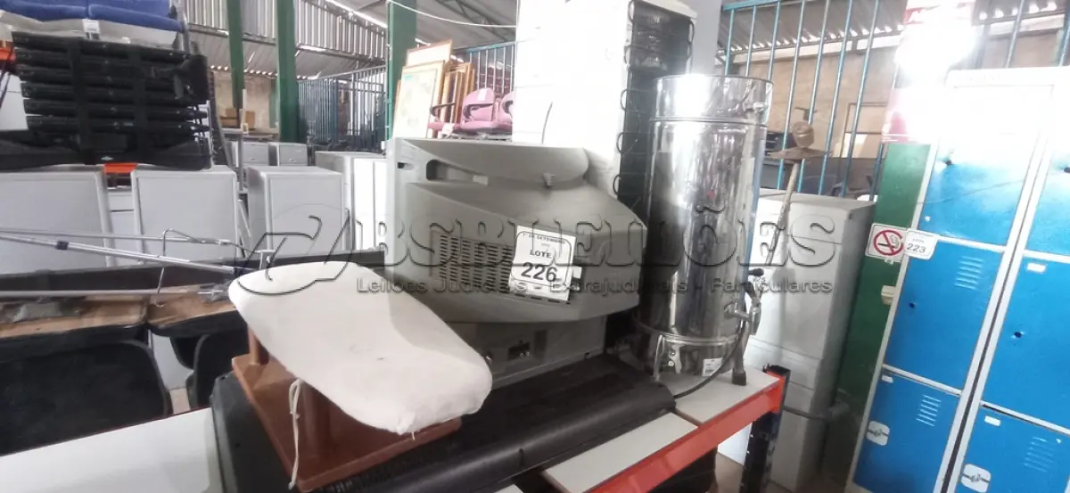 LOTE 226 - 01 BEBEDOURO PARA GARRAFÃO MARCA LIBELL, 01 CAFETEIRA INDUSTRIAL EM INOX, 01 TV 32’’ MARCA SAMSUNG, 01 TV DE TUBO MARCA LG E 01 MINI TÁBUA DE PASSAR. (NO ESTADO) ATENÇÃO! FAZER A VISITAÇÃO ANTES DE ARREMATAR, NÃO SABEMOS SE FUNCIONA, LEILÃO NÃO TEM GARANTIA E NEM DEVOLUÇÃO, SUJEITO A POSSÍVEIS AVARIAS VISÍVEIS/OCULTAS E/OU AUSÊNCIA DE COMPONENTES.