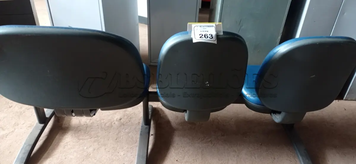 LOTE 263 - 01 CADEIRA TIPO LONGARINA DE 03 LUGARES. (NO ESTADO) ATENÇÃO! FAZER A VISITAÇÃO ANTES DE ARREMATAR, NÃO SABEMOS SE FUNCIONA, LEILÃO NÃO TEM GARANTIA E NEM DEVOLUÇÃO, SUJEITO A POSSÍVEIS AVARIAS VISÍVEIS/OCULTAS E/OU AUSÊNCIA DE COMPONENTES.
