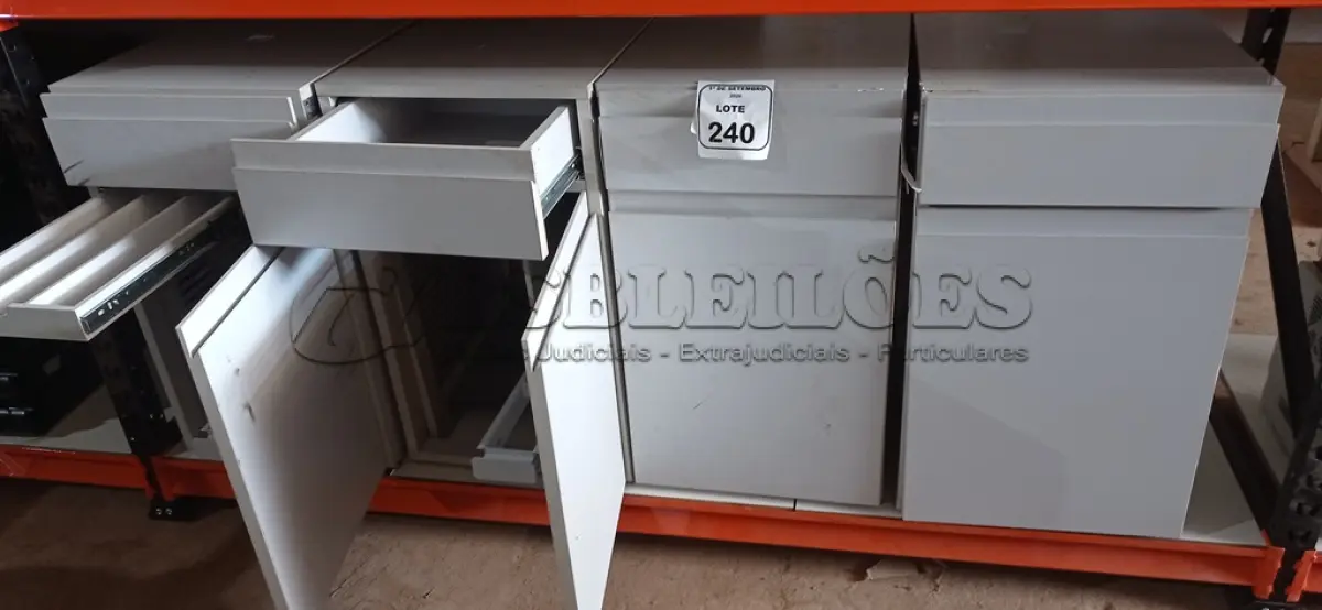 LOTE 240 - 04 ARMÁRIOS BAIXOS COM 01 GAVETA E 01 COMPARTIMENTO PARA CPU. (NO ESTADO) ATENÇÃO! FAZER A VISITAÇÃO ANTES DE ARREMATAR, NÃO SABEMOS SE FUNCIONA, LEILÃO NÃO TEM GARANTIA E NEM DEVOLUÇÃO, SUJEITO A POSSÍVEIS AVARIAS VISÍVEIS/OCULTAS E/OU AUSÊNCIA DE COMPONENTES.