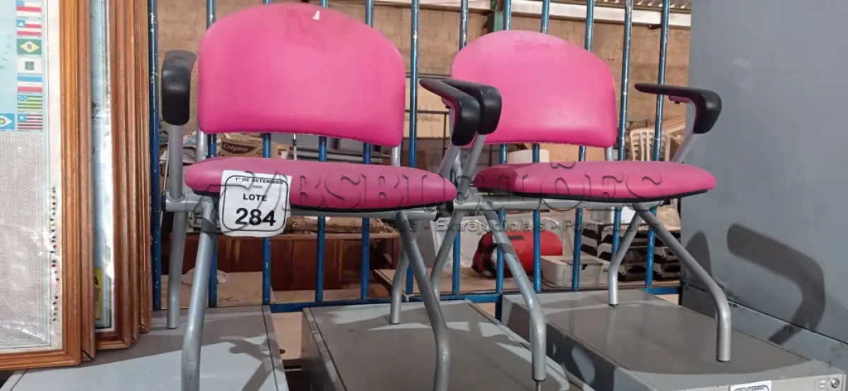 02 CADEIRAS COM ASSENTO DOBRÁVEL NA COR ROSA